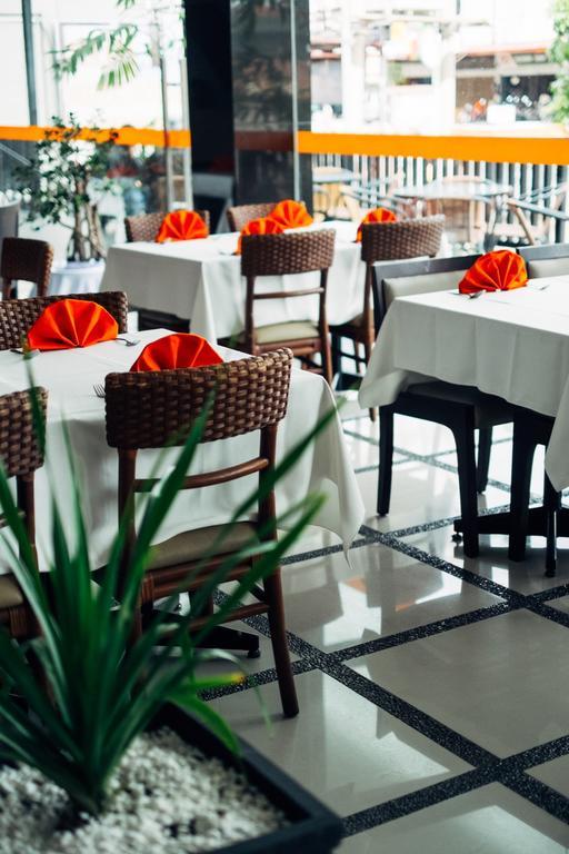 Alpha Hotel Pekanbaru Exterior photo